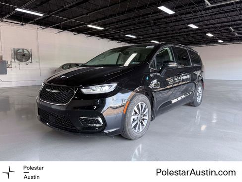 Used 2024 Chrysler Pacifica Limited FWD image 1
