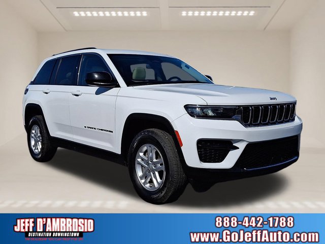 Used 2022 Jeep Grand Cherokee Laredo w/ Luxury Tech Group I AWD/4WD image 1