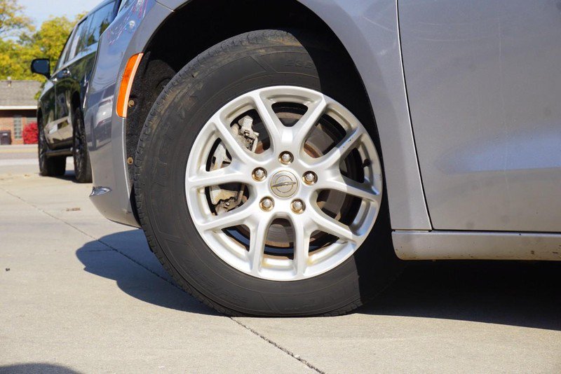 Used 2021 Chrysler Pacifica Touring-L FWD image 14