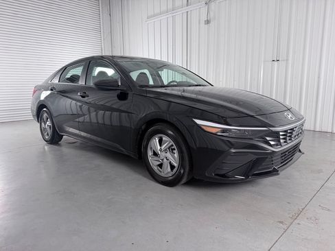 Used 2026 Hyundai Elantra SE FWD image 3