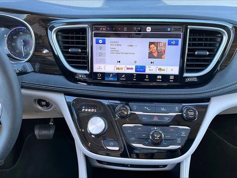 Used 2023 Chrysler Pacifica Limited w/ Uconnect Theater Family Group image 7