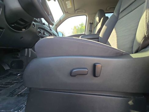 Used 2023 Nissan Frontier SV image 14