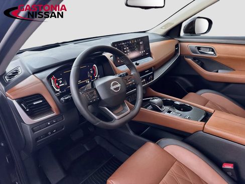Used 2025 Nissan Rogue Platinum w/ Platinum Premium Package FWD image 11
