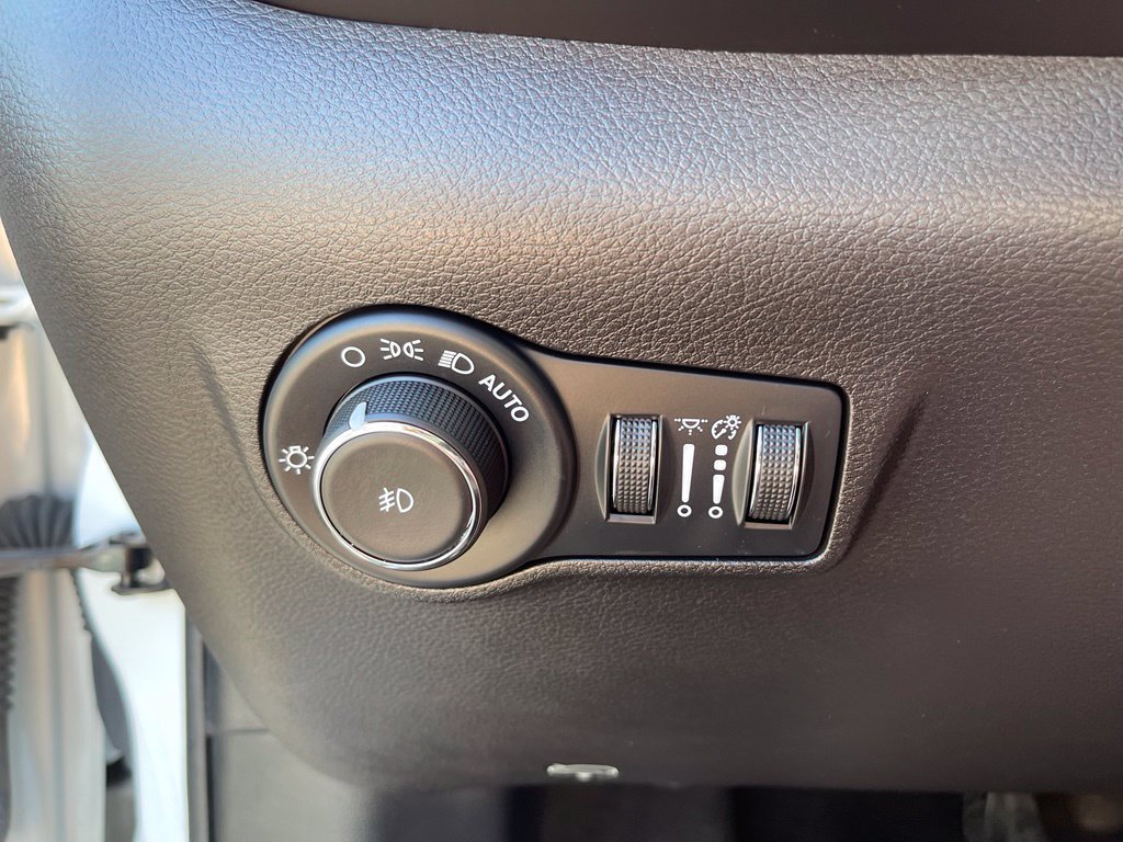 Used 2025 Jeep Compass Trailhawk AWD/4WD image 18