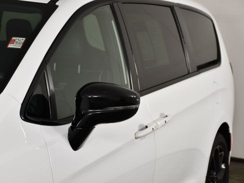 Used 2025 Chrysler Pacifica Limited FWD image 13