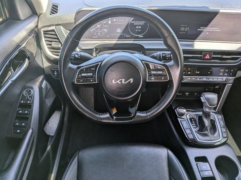 Certified 2025 Kia Seltos SX w/ SX Sunroof Package AWD/4WD image 17