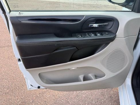Used 2017 Dodge Grand Caravan SXT image 10