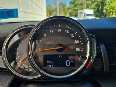 Used 2019 MINI Cooper 2-Door Hardtop w/ Signature Upholstery Package image 17