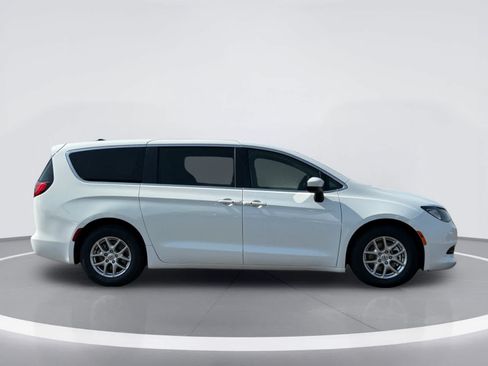 Used 2022 Chrysler Voyager LX FWD image 10
