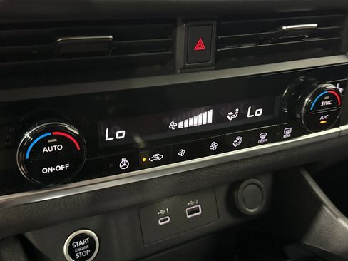 Used 2021 Nissan Rogue S image 32