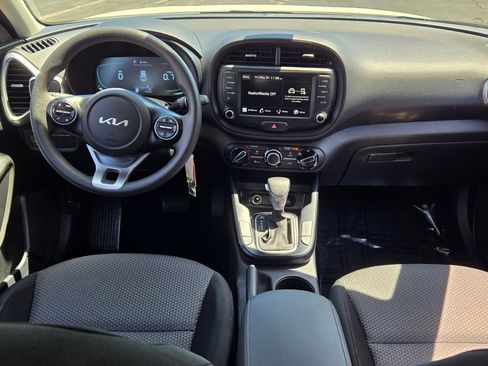 Used 2025 Kia Soul LX w/ LX Technology Package FWD image 17