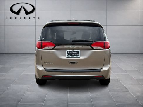Used 2017 Chrysler Pacifica Touring-L FWD image 6