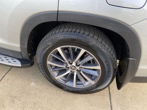 Used 2019 Toyota Highlander XLE image 30