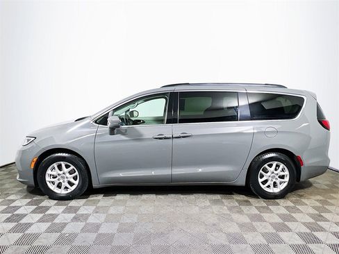 Used 2022 Chrysler Pacifica Touring-L image 5