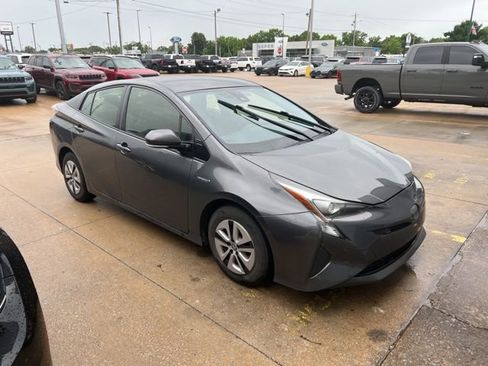 Used 2018 Toyota Prius Two w/ Prius Two Safety Plus Package FWD image 2