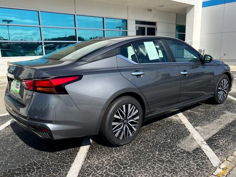 Used 2025 Nissan Altima 2.5 SV FWD image 4