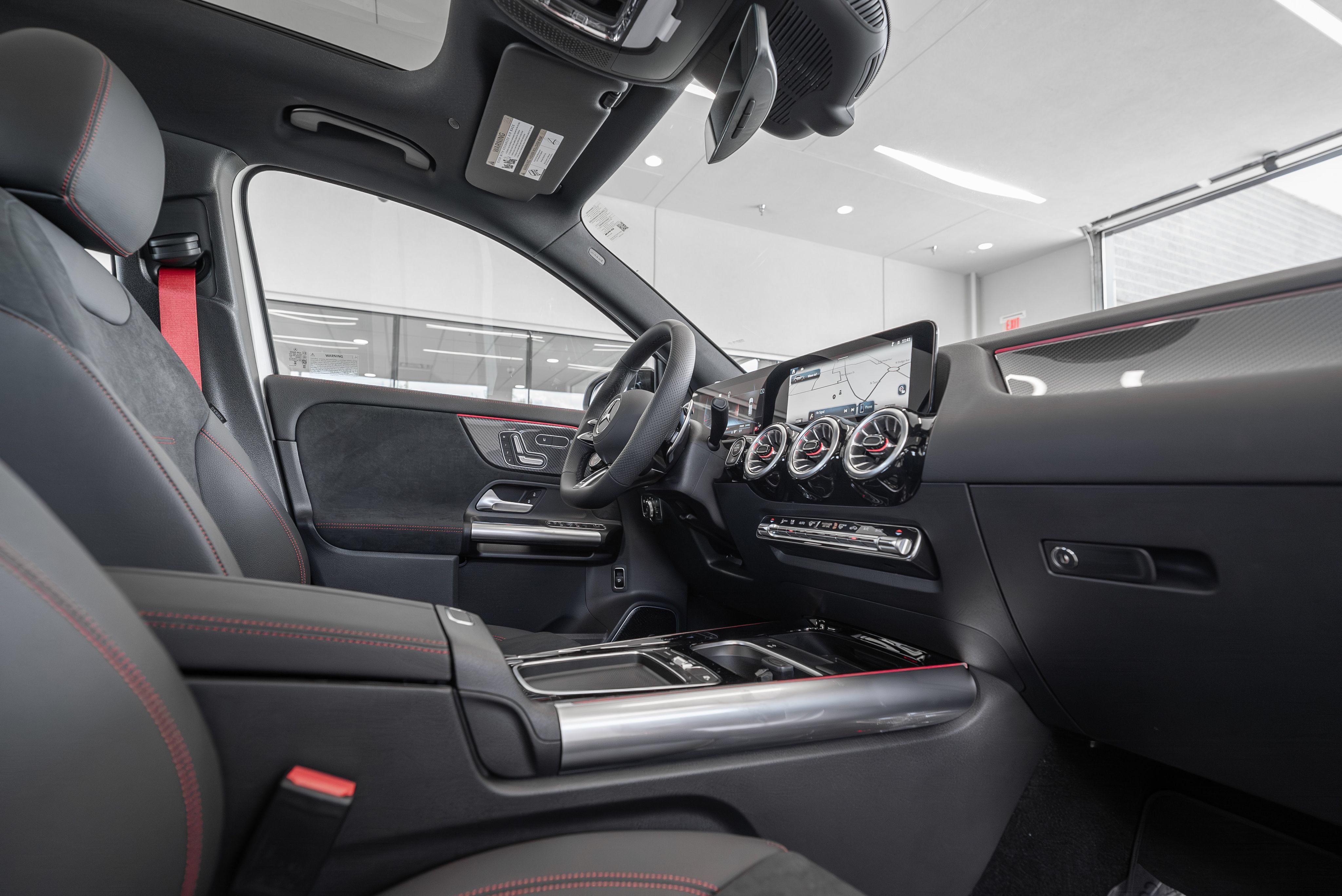 Used 2025 Mercedes-Benz GLA 35 AMG 4MATIC image 17