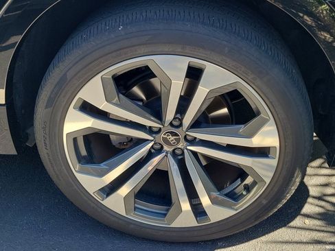 Used 2022 Audi Q8 Prestige image 3