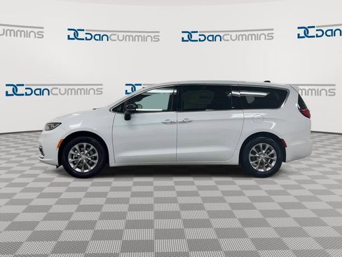 New 2026 Chrysler Pacifica Limited image 5