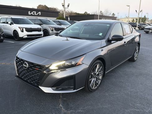 Used 2024 Nissan Altima 2.0 SR image 3