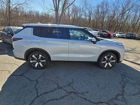 Used 2025 Mitsubishi Outlander SE image 9