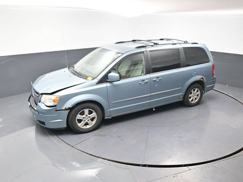Used 2009 Chrysler Town & Country Touring w/ Family Value Group FWD image 16