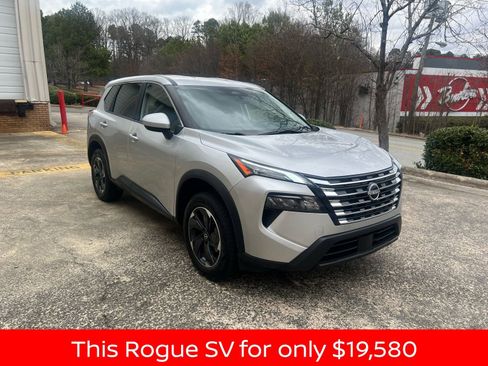 Used 2024 Nissan Rogue SV image 3