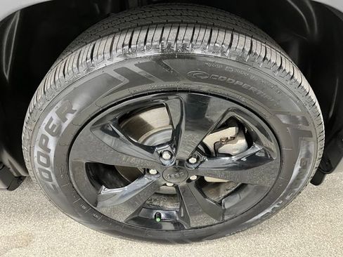 Used 2021 Jeep Cherokee Latitude Plus FWD image 16