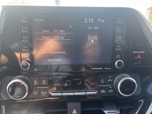 Used 2022 Toyota Highlander LE image 9