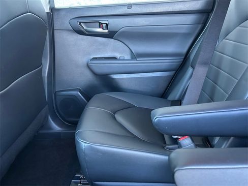 Used 2023 Toyota Highlander XLE image 18