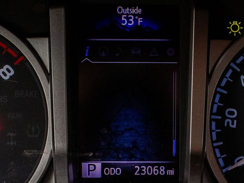 Used 2022 Toyota Tacoma Limited image 20