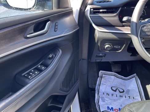 Used 2023 Jeep Grand Cherokee L Limited image 2