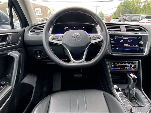 Used 2023 Volkswagen Tiguan SE w/ Panoramic Sunroof Package AWD/4WD image 11