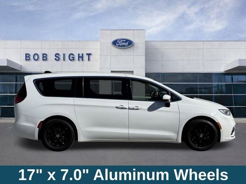 Used 2023 Chrysler Pacifica Touring-L image 8