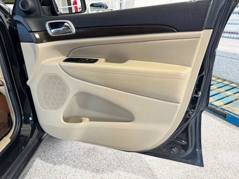 Used 2014 Jeep Grand Cherokee Laredo w/ 18" Wheel & 8.4" Radio Group AWD/4WD image 25