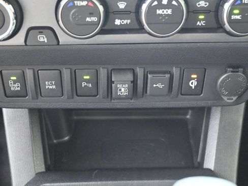 Used 2022 Toyota Tacoma TRD Off-Road w/ TRD Premium Off Road Package AWD/4WD image 26