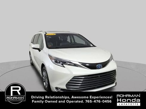 Used 2021 Toyota Sienna Platinum AWD/4WD image 3