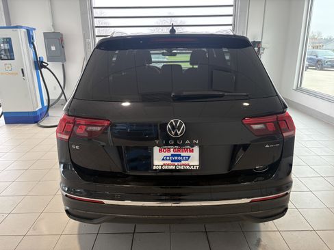 Used 2024 Volkswagen Tiguan SE w/ Panoramic Sunroof Package image 4