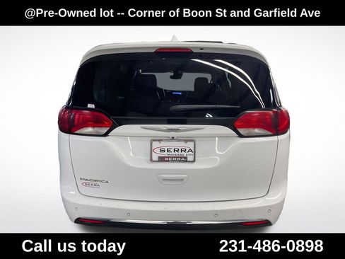Used 2017 Chrysler Pacifica Touring-L Plus w/ Advanced Safetytec Group FWD image 4