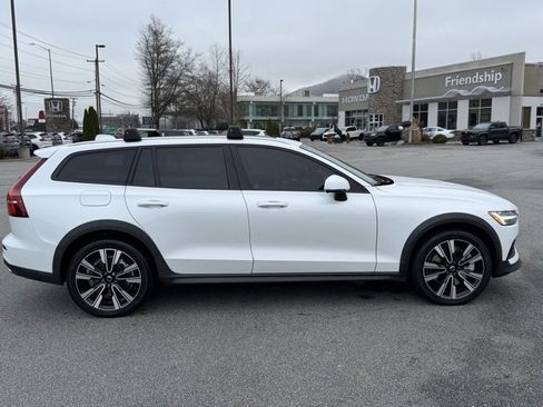 Used 2022 Volvo V60 T5 Cross Country w/ Advanced Package image 4