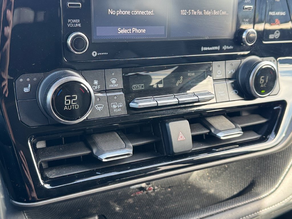 Used 2020 Toyota Highlander XLE AWD/4WD image 23