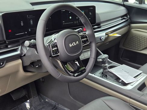 New 2026 Kia Carnival FWD image 17