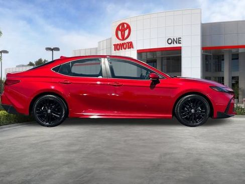 Used 2025 Toyota Camry SE FWD image 3