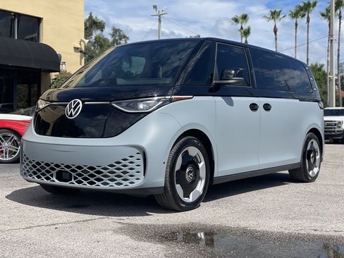 Used 2025 Volkswagen ID. Buzz Pro S RWD image 8