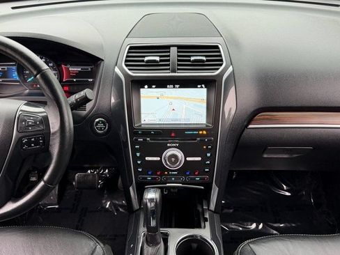 Certified 2017 Ford Explorer Limited AWD/4WD image 3