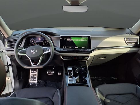 Used 2024 Volkswagen Atlas Peak Edition SE image 21