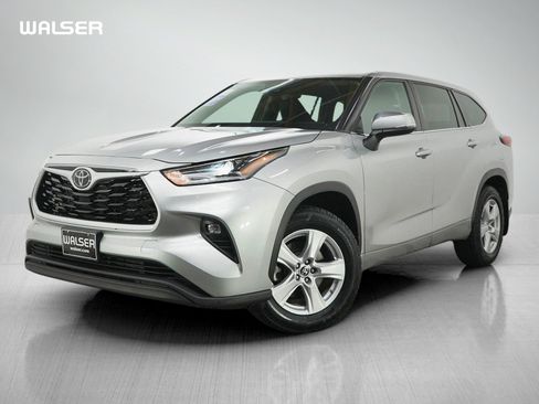 Used 2021 Toyota Highlander LE AWD/4WD image 1
