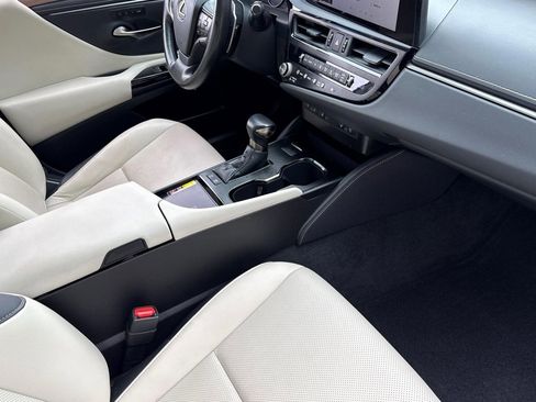 Used 2025 Lexus ES 300h w/ Premium Package FWD image 33
