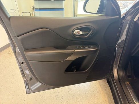 Used 2019 Jeep Cherokee Limited w/ Luxury Group AWD/4WD image 16