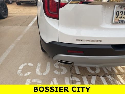 Certified 2023 GMC Acadia SLE w/ LPO, Floor Liner Package image 6